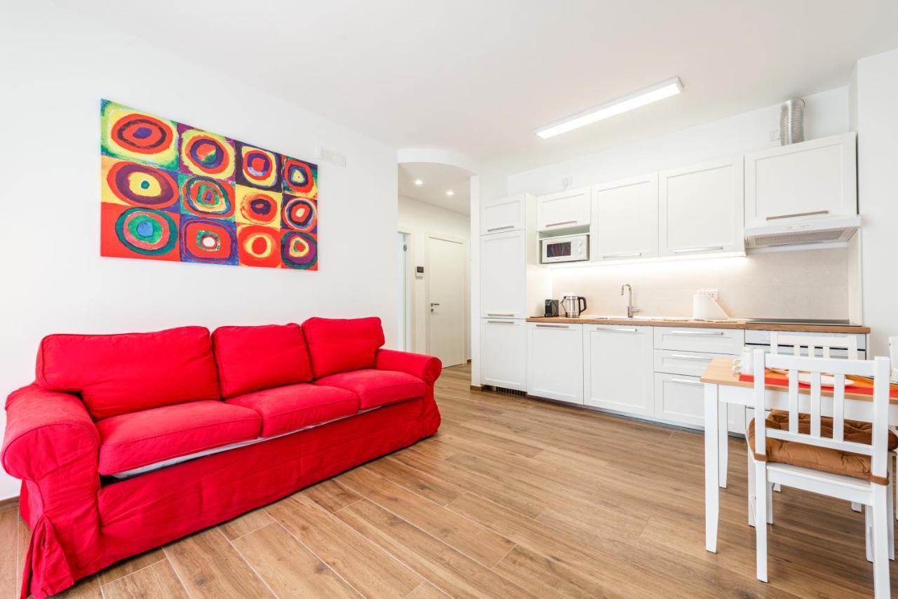 Central Station Apt With Parking Бари Экстерьер фото