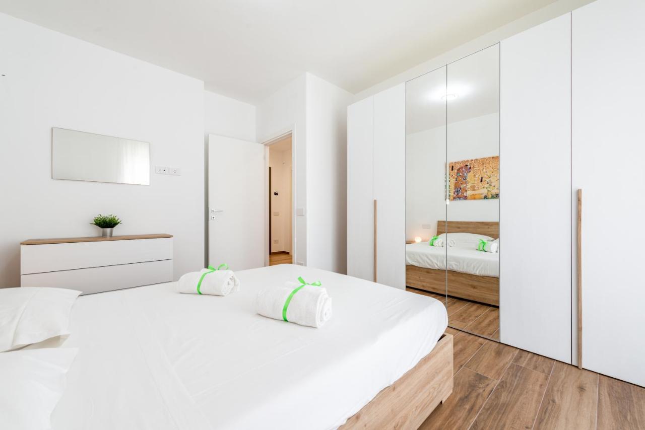 Central Station Apt With Parking Бари Экстерьер фото