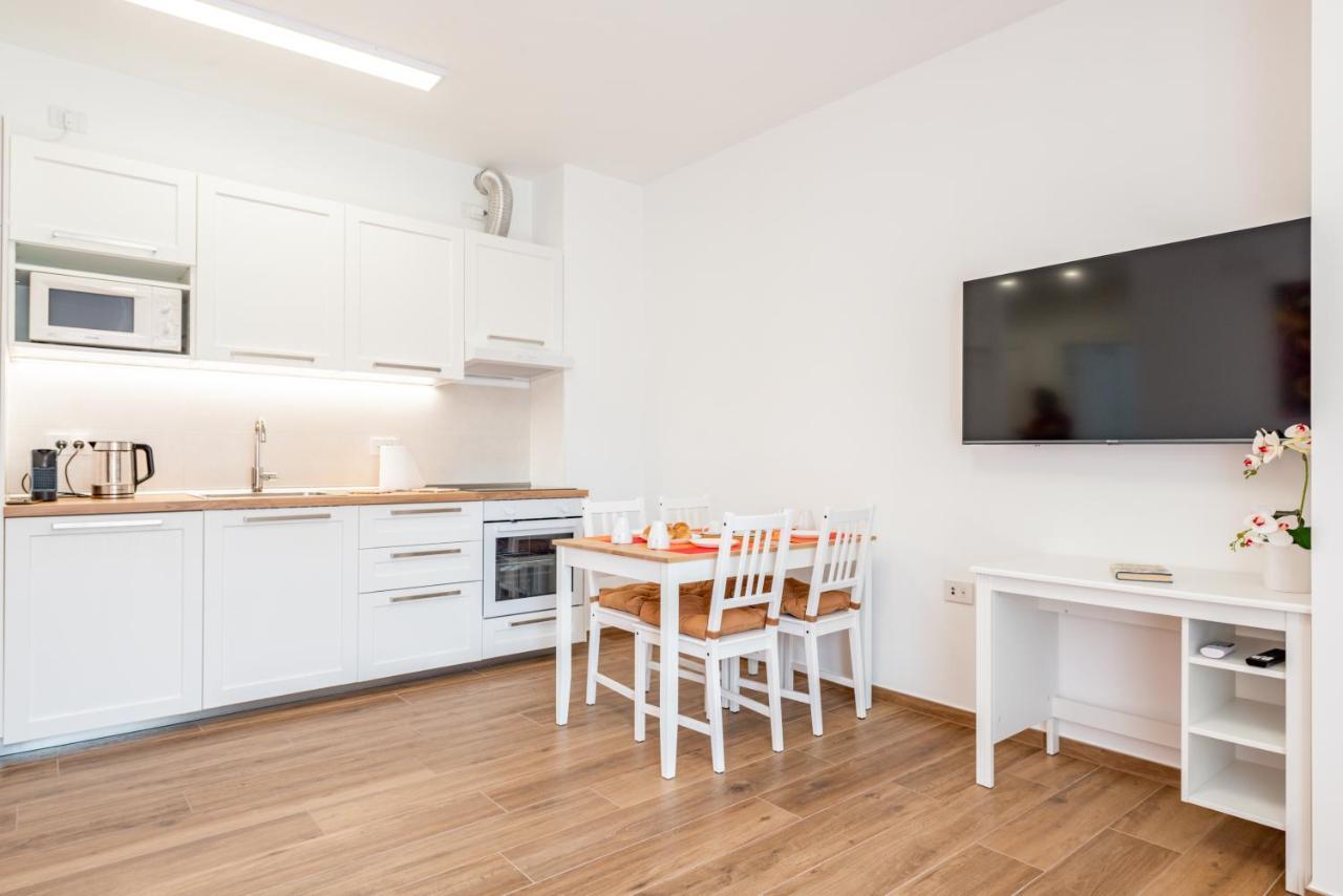 Central Station Apt With Parking Бари Экстерьер фото