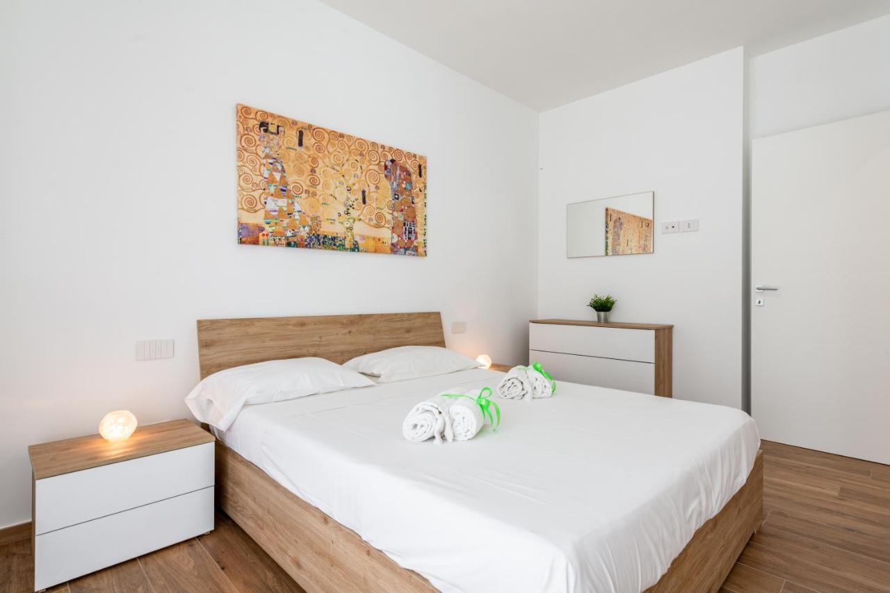 Central Station Apt With Parking Бари Экстерьер фото